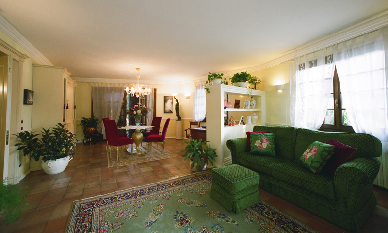 Foto relativa arredamento interni a Vicenza del salone in un elegante appartamento del centro della città di Vicenza dettaglio vista su ingresso dettaglio libreria a vista con tessuti Royal Colletion della Designer Guild