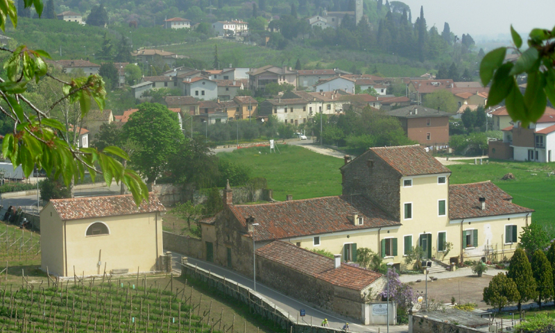 Il complesso di Villa Maffei visto dall'alto dei colli, con la cappella oggetto del restauro a Vicenza